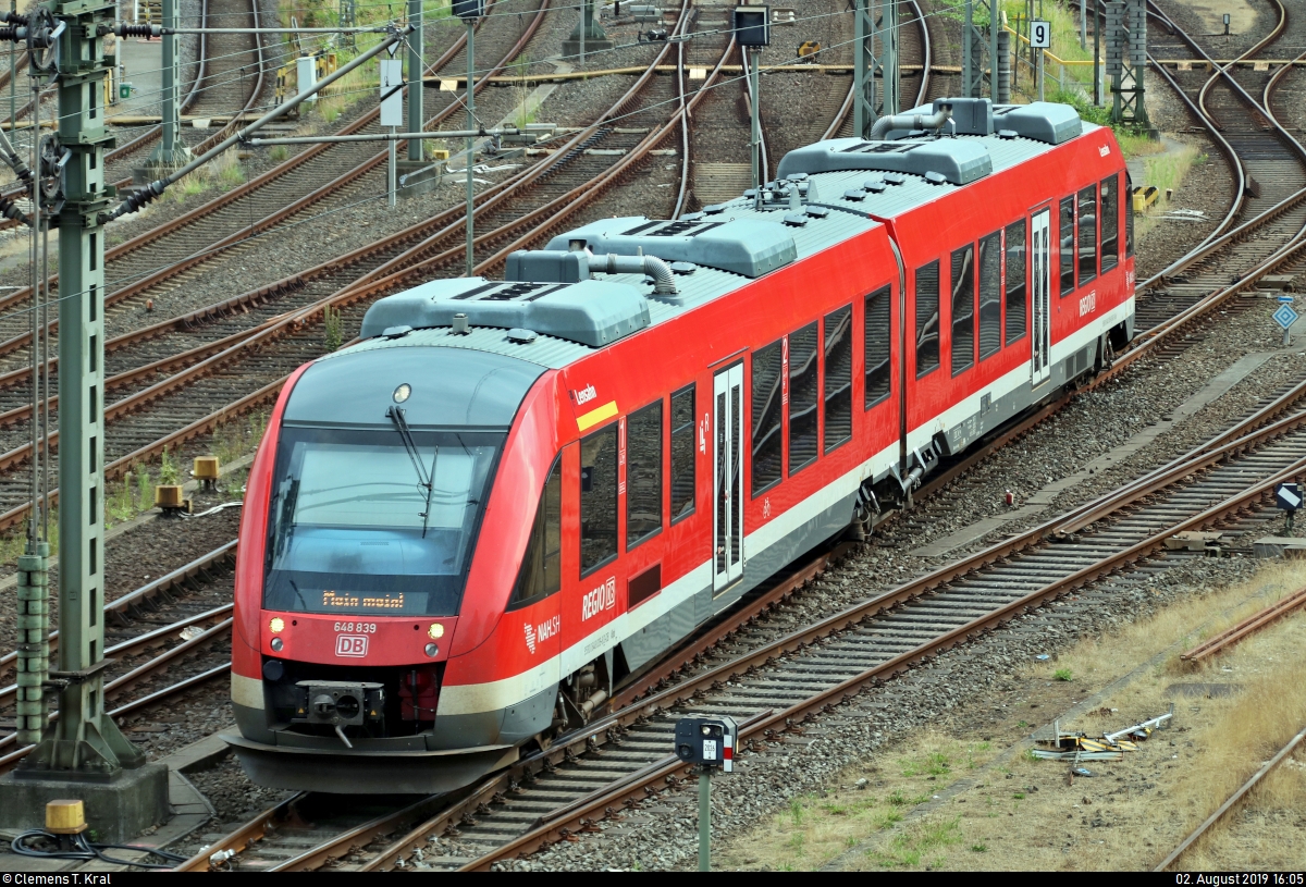 648 839  Lensahn  (Alstom Coradia LINT 41) von DB Regio Schleswig-Holstein (DB Regio Nord) rangiert mit dem Zugzielanzeiger  Moin moin!  in der Abstellgruppe von Kiel Hbf.
Aufgenommen von der Gablenzbrücke.
[2.8.2019 | 16:05 Uhr]