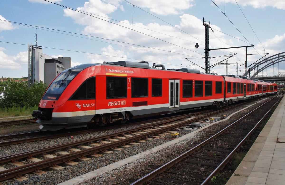 648 844-8  Oldenburg in Holstein  und 648 850-5 erreichten als RE83 (RE21620) aus Lübeck Hauptbahnhof den Kieler Hauptbahnhof. Soeben zieht der Verband ins BW um dem Verstärkerzug Platz zu machen. (9.6.2016)