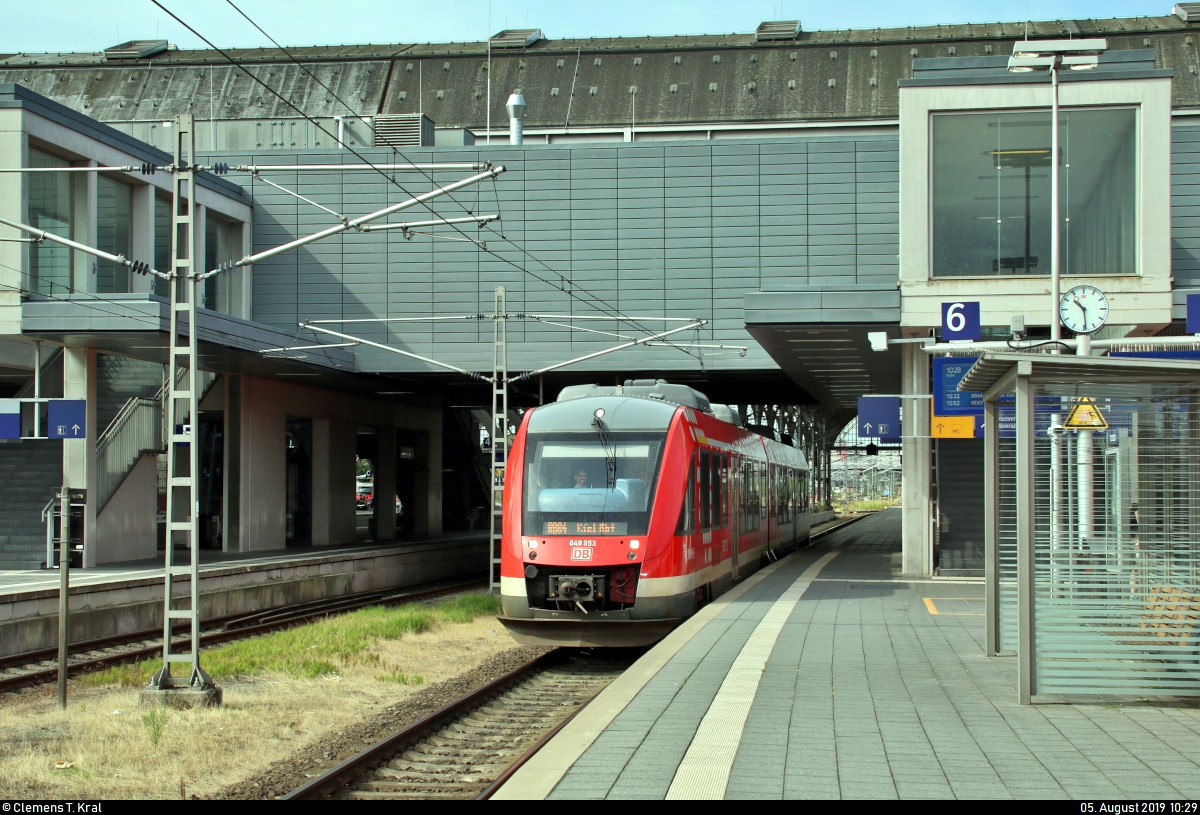 648 953-7 (Alstom Coradia LINT 41) von DB Regio Schleswig-Holstein (DB Regio Nord) als RB 21660 (RB84) nach Kiel Hbf steht im Startbahnhof Lübeck Hbf auf Gleis 6.
[5.8.2019 | 10:29 Uhr]