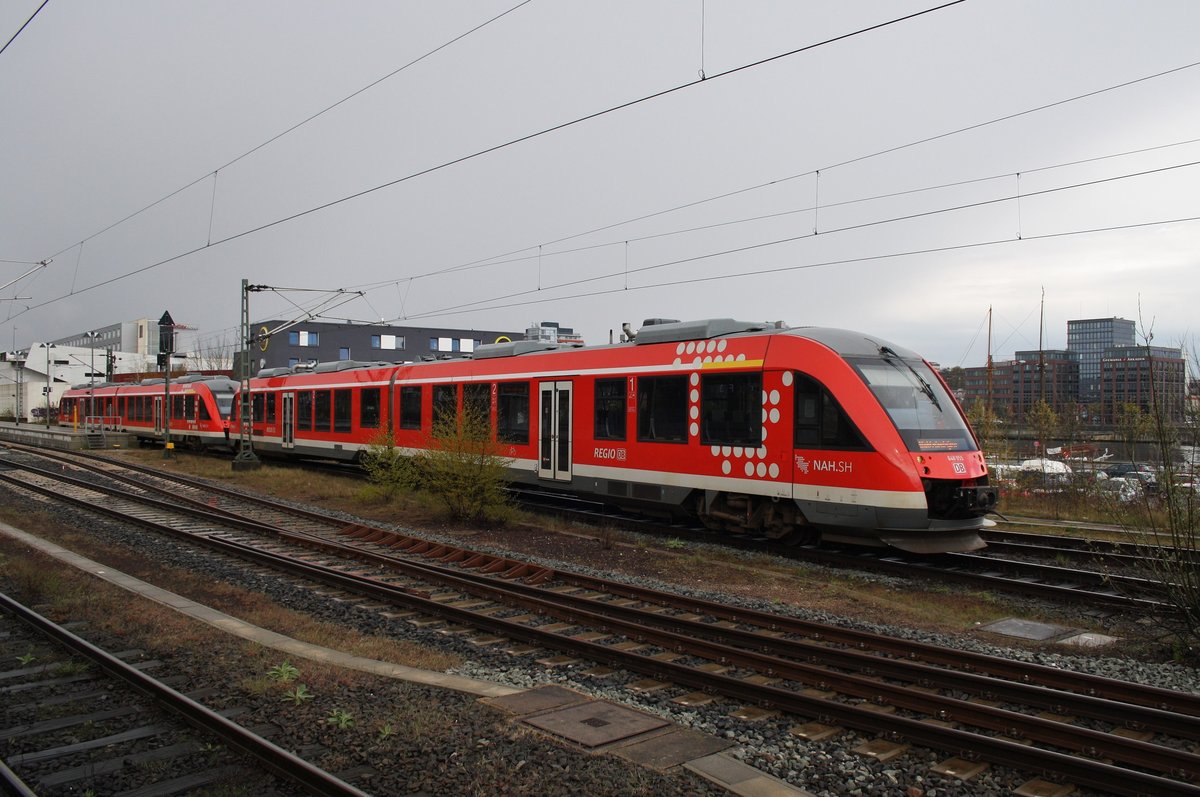 648 955-2 und 648 963-6 kamen am 26.4.2016 als RE83 (RE21620) aus Lüneburg/Lübeck Hbf. in den hohen Norden. Hier zieht der Verband aus dem Hauptbahnhof ins Kieler BW. 