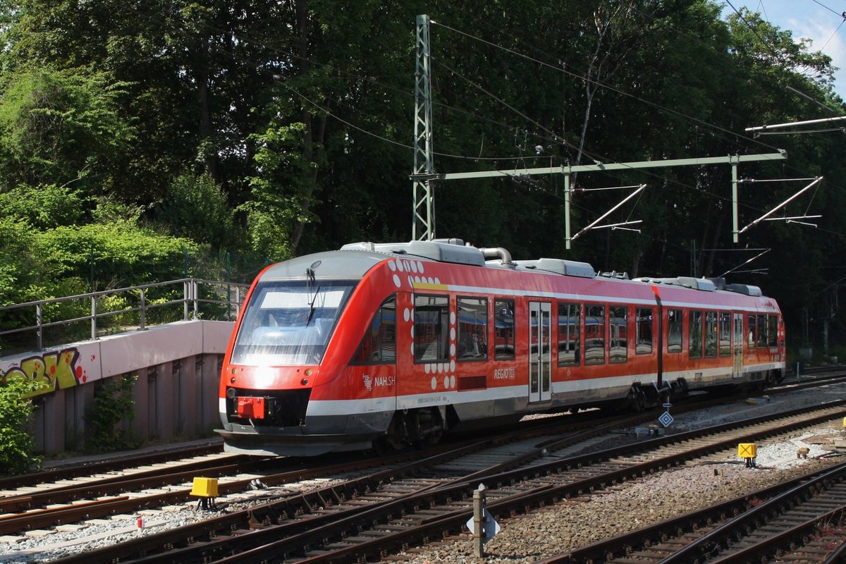 648 958-6 verlässt am 9.6.2016 als RE74 (RE21222) nach Husum den Kieler Hauptbahnhof.