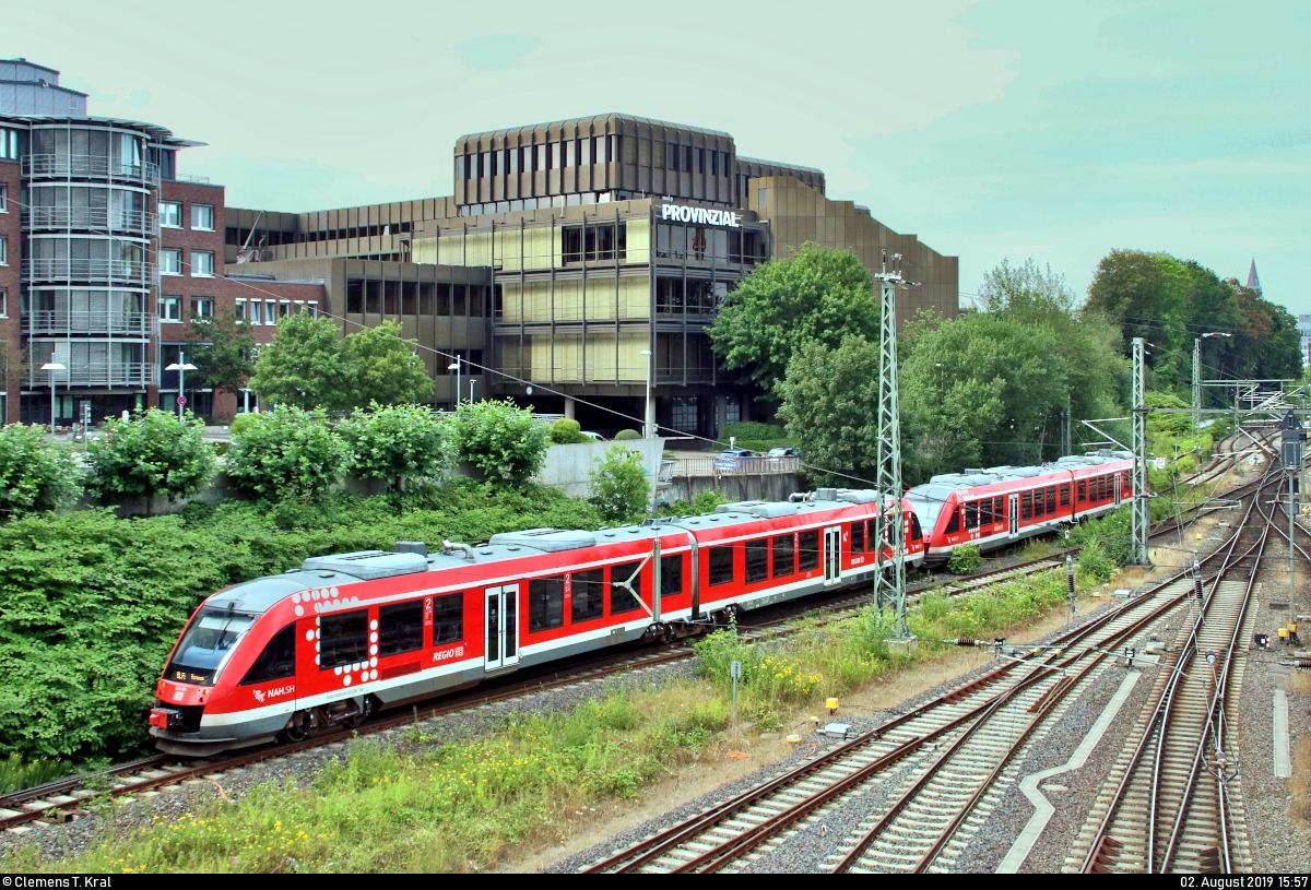 648 961 und 648 454 (Alstom Coradia LINT 41) von DB Regio Schleswig-Holstein (DB Regio Nord) als RE 21222 (RE74) nach Husum verlassen ihren Startbahnhof Kiel Hbf auf Gleis 6b.
Aufgenommen von der Gablenzbrücke.
[2.8.2019 | 15:57 Uhr]