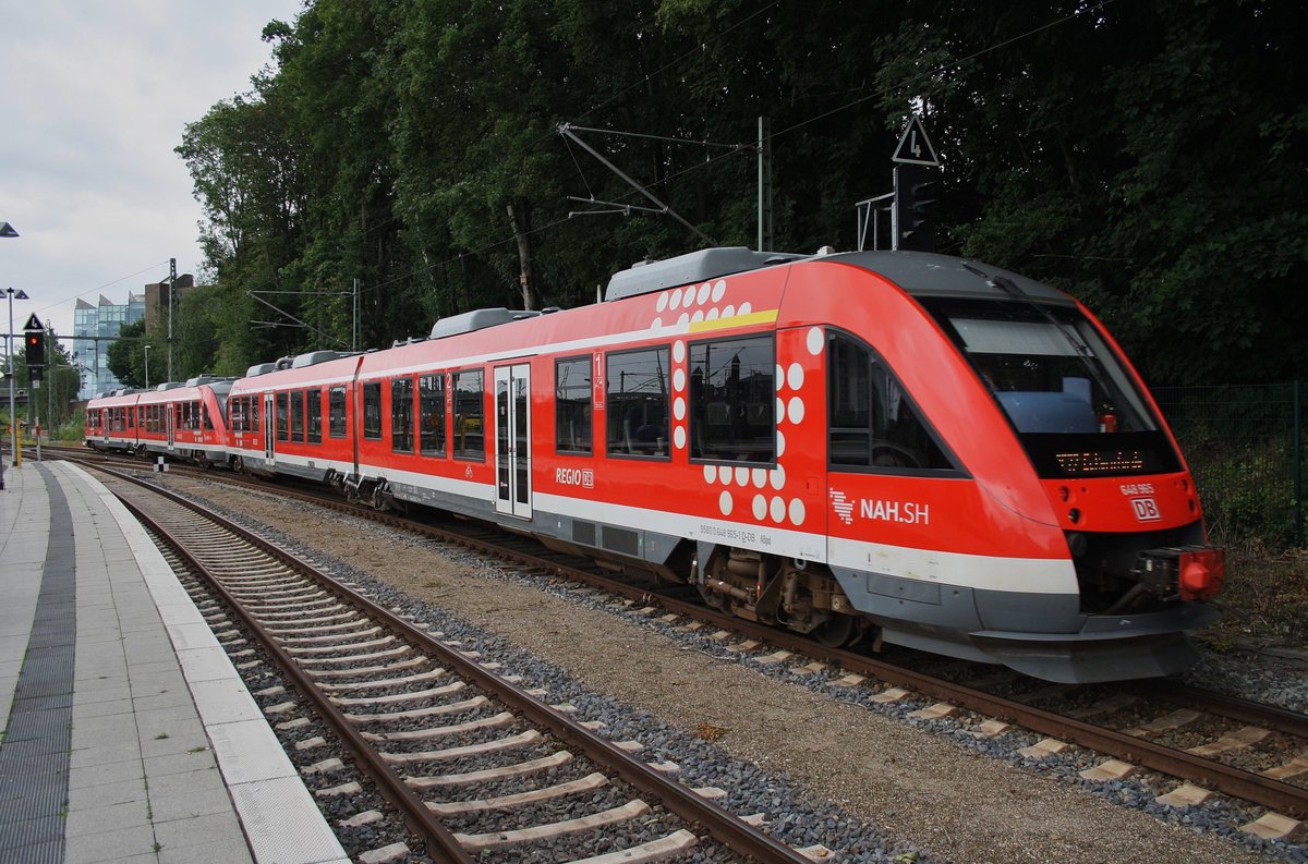 648 965-1 macht sich am Nachmittag des 11.7.2016 als RE72 (RE21920) von Kiel Hauptbahnhof nach Eckernförde zusammen mit 648 964-4 als RE72 (RE21920) von Kiel Hauptbahnhof nach Flensburg in Kiel auf den Weg.