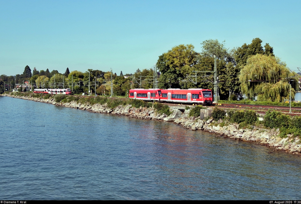 650 022-6 und 650 201-6 (Stadler Regio-Shuttle RS1) unterwegs auf dem Bodenseedamm kurz vor Lindau Hbf.

🧰 DB ZugBus Regionalverkehr Alb-Bodensee GmbH (RAB | DB Regio Baden-Württemberg)
🚝 RB 22733 Friedrichshafen Stadt–Lindau Hbf [+5]
🕓 7.8.2020 | 17:30 Uhr