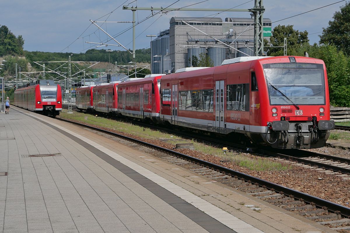 650 022, 650 010, 650 004 und 650 203 als RE 5 / 4216, Lindau-Reutin - Stuttgart am 17.08.2022 in Biberach (Riß). Das ist ein Ersatzzug für einen aus vier Doppelstockwagen gebildeten Zug, der am Vorabend in eine Kollision mit einem Auto verwickelt war und deshalb nicht eingesetzt werden konnte. Ursache für die Kollision: Ein alkoholisierter Fahrer kam mit dem Auto auf einem Bahnübergang von der Fahrbahn ab und blieb im Gleisbett liegen. Während sich der Fahrer vor dem herannahenden Zug retten konnte, fuhr der Steuerwagen in das Auto.