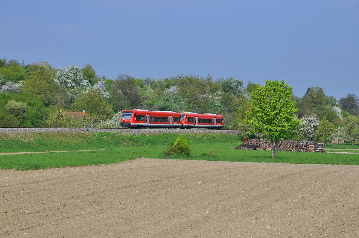 650 026 und Schwesterfahrzeug 650 010 mit RB 22964 Metzingen-Bad Urach.Aufgenommen in Dettingen-Erms am 13.4.2014