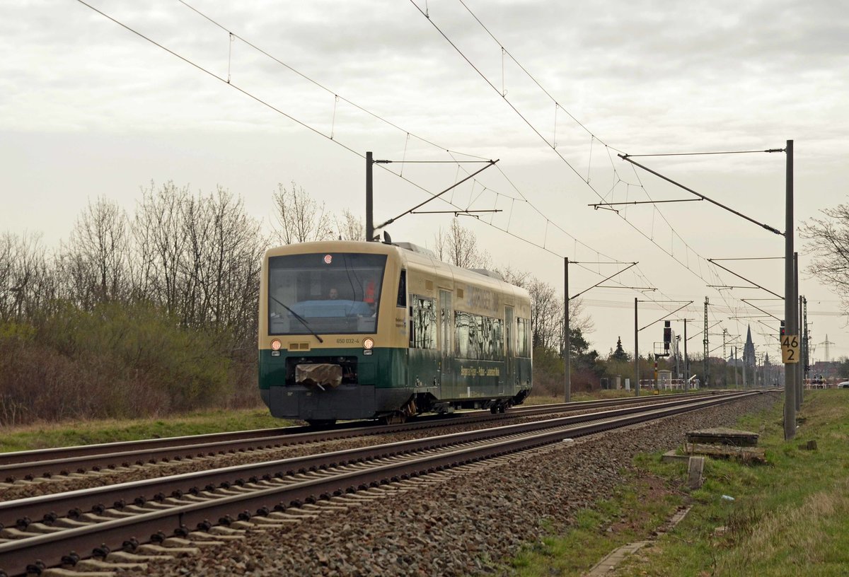 650 032 rollte am 28.03.21 durch Greppin Richtung Dessau. Wahrscheinlich kam der Triebwagen aus dem SFW Delitzsch und war unterwegs in die Heimat.