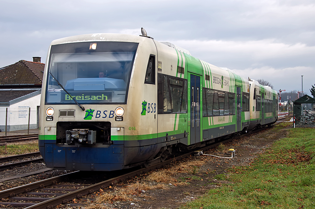650 043-2 ( 95 80 0650 043-2 D-BSB ), Betreiberbezeichnung: VT 016, Stadler Pankow GmbH, [D]-Berlin 37159, Baujahr 2002, Eigentümer: Breisgau-S-Bahn GmbH (BSB), Bh Endingen a. Kaiserstuhl verlässt am 14.12.2013 den Bahnhof Gottenheim in Richtung Breisach. Das Bild entstand vom unmittelbar bis an die Trasse reichenden Park&Ride-Parkplatz.      