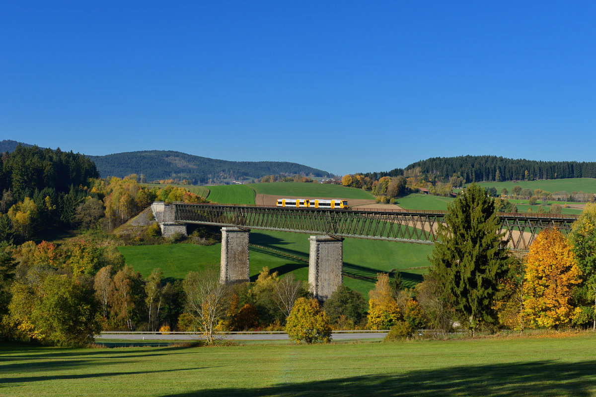 650 067 + 650 066 als WBA1 am 17.10.2017 bei Regen auf der Ohebrücke. 