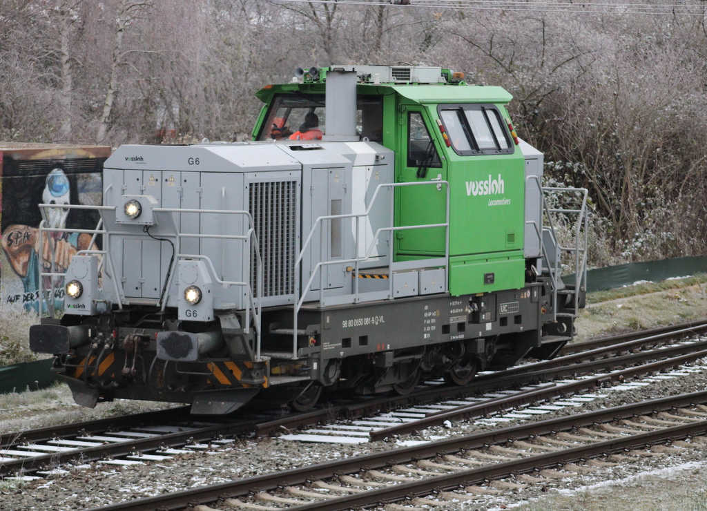 650 081-9 beim Rangieren am Nachmittag des 09.12.2022 in Rostock-Bramow.