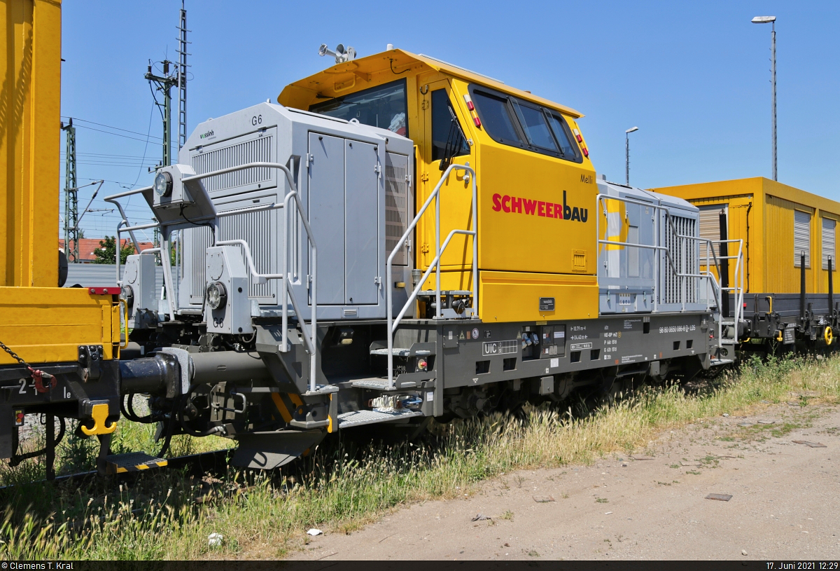 650 086-8  Melli  (Vossloh G 6) ist in einem abgestellten Bauzug an der Eisenbahnstraße in Halle-Ammendorf eingereiht.
An der Straße entstand auch das Foto.

🧰 Schweerbau GmbH & Co. KG
🕓 17.6.2021 | 12:29 Uhr