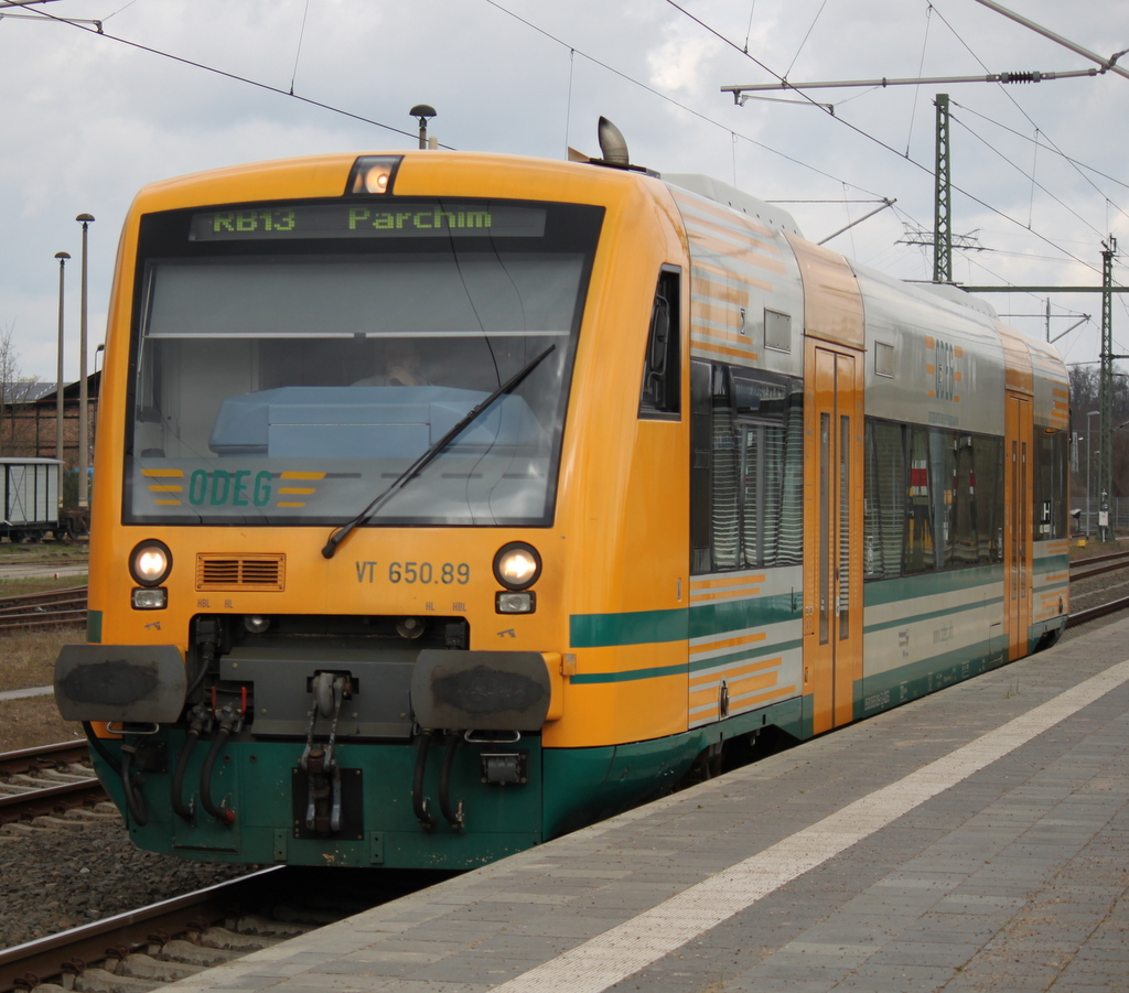 650 089-5 als RB13(OE 79595)von Rehna nach Sukow(b Schwerin)bei der Einfahrt im Schweriner Hbf.zwischen Sukow und Parchim ist vom 28.03.2015 bis 12.04.2015 SEV 
