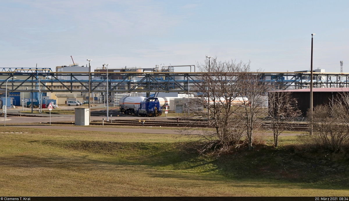 650 094-2 (98 80 0650 094-2 D-LEUNA | Vossloh G 6) rangiert Kesselwagen in den Leunawerken.
Aufgenommen von Bahnsteig 1 des Hp Leuna Werke Süd.

🧰 InfraLeuna GmbH
🕓 20.3.2021 | 8:34 Uhr
