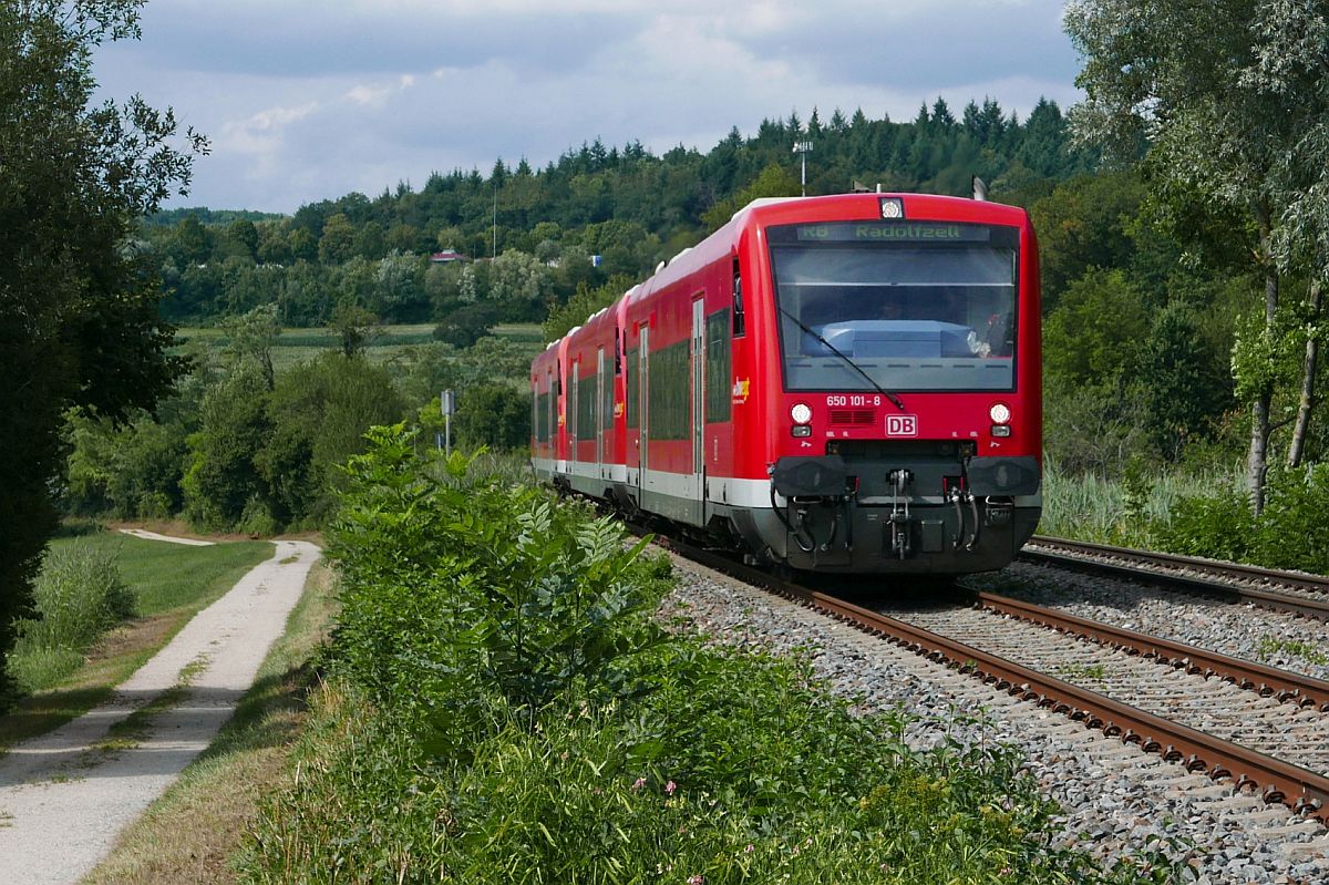 650 101, 650 318 und ein dritter Regio-Shuttle RS1 als RB 22774, Friedrichshafen - Radolfzell, am 27.07.2019 kurz vor dem nächsten Halt, Bahnhof Radolfzell.