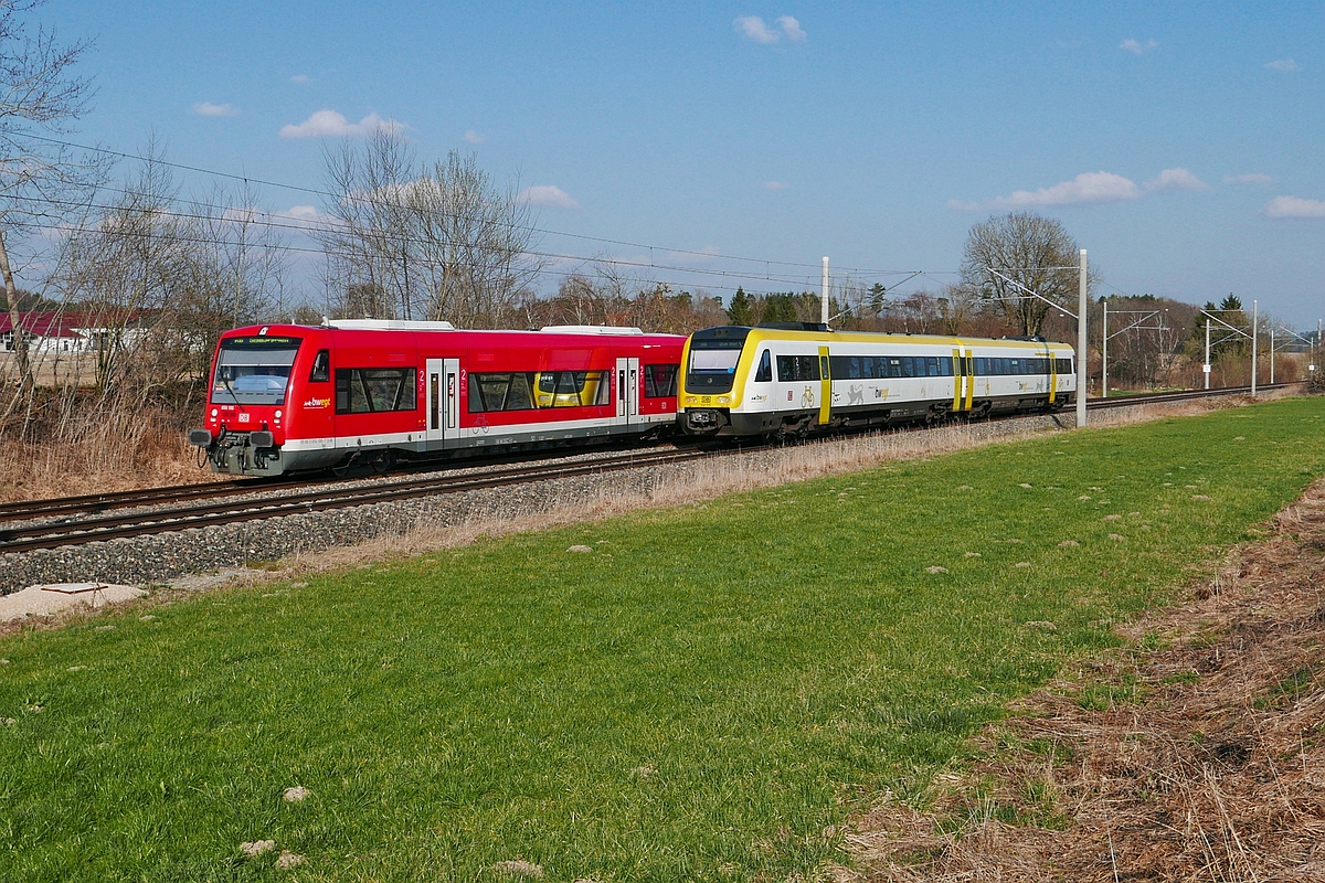 650 106 als RB 22607 auf der Fahrt von Biberach (Riß) nach Sigmaringen begegnet 612 525, der von Aulendorf kommend als RB 22698 nach Ulm fährt. In der Nähe von Bad Schussenried wurde am 19.03.2020 auf den Auslöser gedrückt.