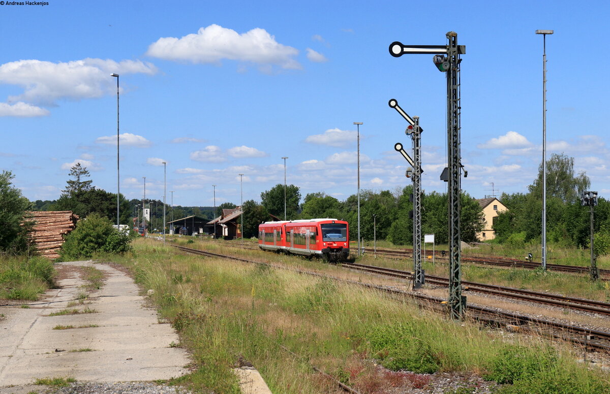 650 110-9 und 650 102-6 als RB 17807 (Sigmaringen - Aulendorf) in Mengen 11.6.22
