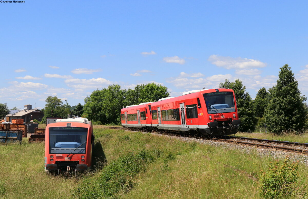 650 110-9 und 650 102-6 als RB 17809 (Sigmaringen - Aulendorf) bei Herbertingen 11.6.22. Links steht der bei einem Bü Unfall beschädigte 650 318