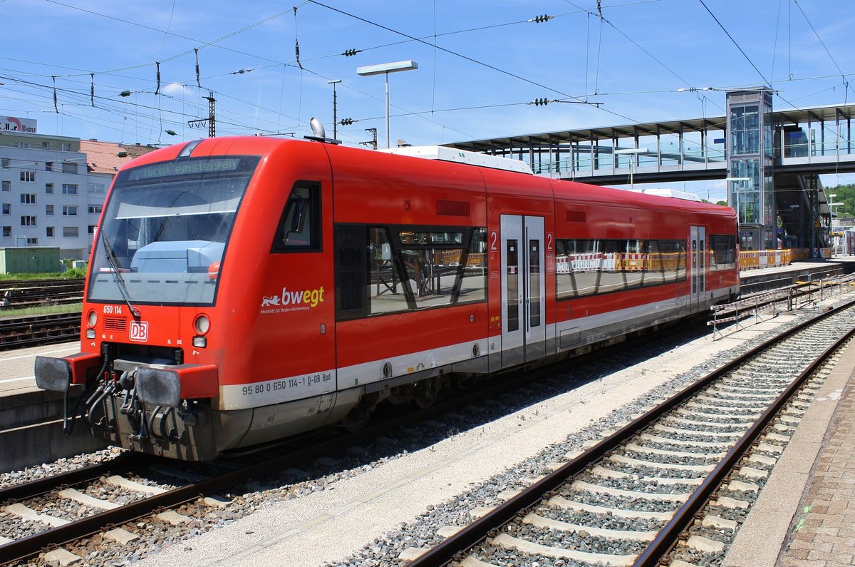 650 114-1 erreicht am 01.06.2019 als RB22648 von Laupheim Stadt den Ulmer Hauptbahnhof. 