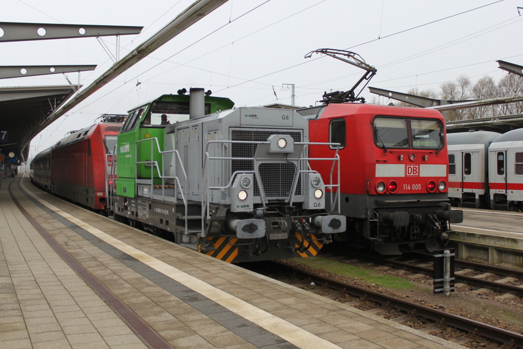 650 114-8+101 141-0 mit IC 2213 Kurswagen von Rostock Hbf nach Stuttgart bei der Durchfahrt im Rostocker Hbf.27.11.2015 