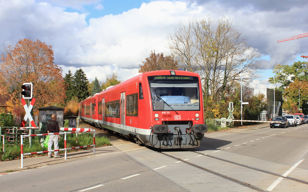 650 121+120+122 als RB 64 Kirchheim (Teck)-Oberlenningen am 27.10.2020 nach Kirchheim (Teck) Süd. Rechts im Bild ist die ehemalige Strecke nach Weilheim zu erkennen. 