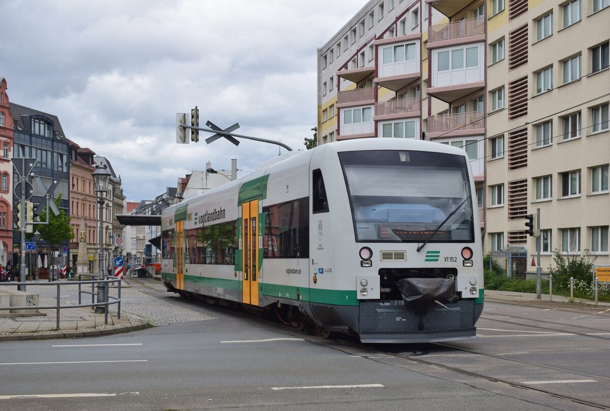 650 152 erreicht die Endhaltestelle Zwickau Zentrum. Hier als Nachschuss beim Überqueren des Dr.-Friedrichs-Ring.

Zwickau 28.07.2023