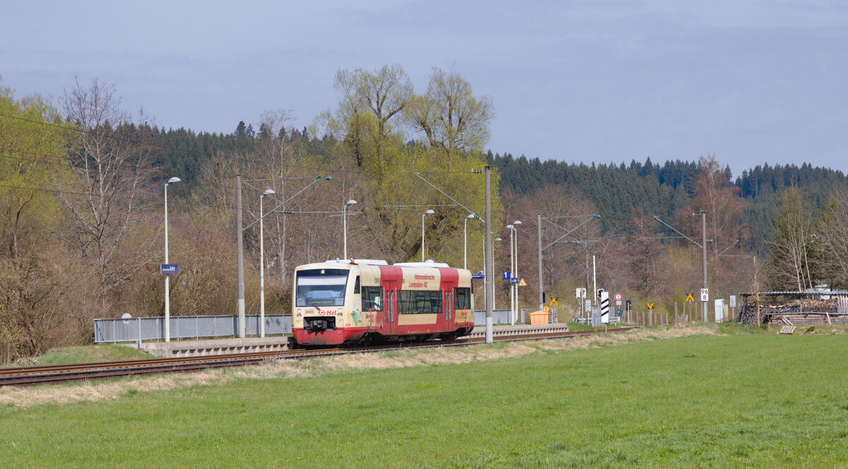 650 244 als RB 42 Rottweil-Bräunlingen erreicht am 08.04.2022 den Haltepunkt Aufen. 