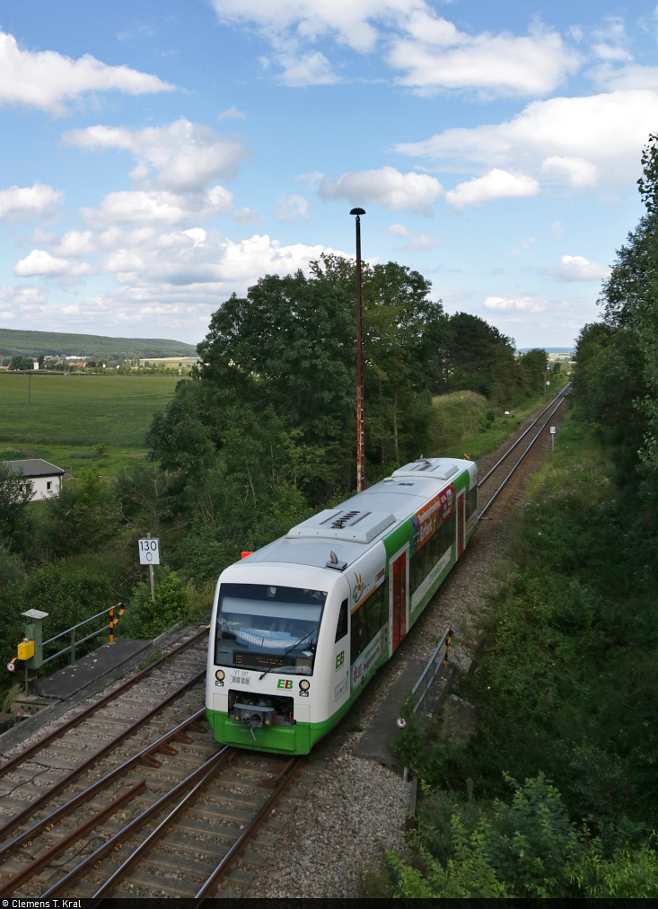 650 246-1 (VT 307 | Stadler Regio-Shuttle RS 1), mit Werbung für die Bundesgartenschau 2021 in Erfurt, erreicht die Anlagen des Bahnhofs Könitz(Thür). Natürlich musste genau dann die Sonne verschwinden.
Aufgenommen von der Brücke Pößnecker Straße.

🧰 Erfurter Bahn GmbH (EB)
🚝 RB 80851 (RB22) Leipzig Hbf–Blankenstein(Saale)
🚩 Bahnstrecke Leipzig–Probstzella (KBS 555)
🕓 20.8.2021 | 14:55 Uhr