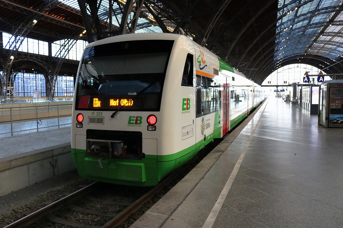 650 305 und zwei weitere 650 (Stadler Regio-Shuttle RS1) der Erfurter Bahn GmbH als EBx81015 (EBx 13) nach Hof Hbf stehen in ihrem Startbahnhof Leipzig Hbf auf Gleis 6 bereit. [22.10.2017 | 8:21 Uhr]