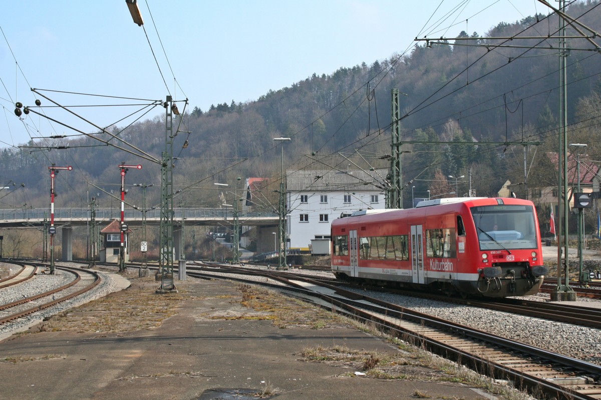 650 307 als RB 22429 aus Tübingen Hbf am Mittag des 06.03.14 bei der Einfahrt in den Zielbahnhof Horb.