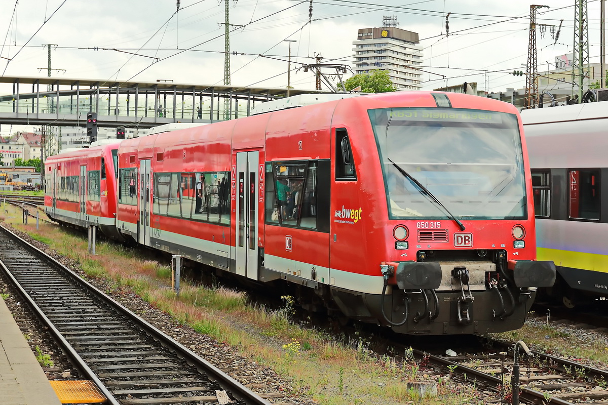 650 315 steht als RB 51 im Hauptbahnhof von Ulm am 12. Mai 2022.