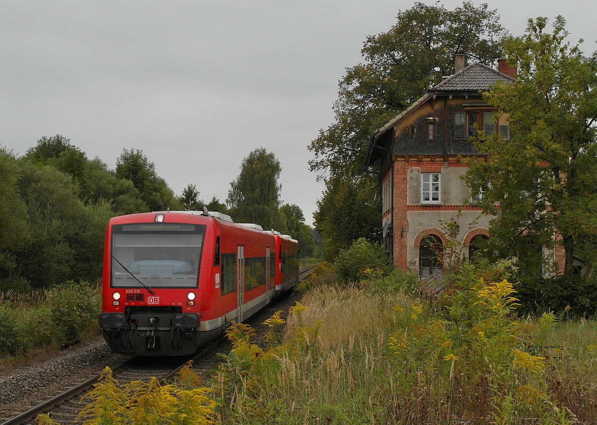 650 316 und ein weiterer 650er fahren als RB 22811 von Sigmaringen kommend ber Aulendorf, Kilegg und Memmingen nach Ulm am Gebude des ehemaligen Bahnhofs von Gebrazhofen vorbei (13.09.2015).