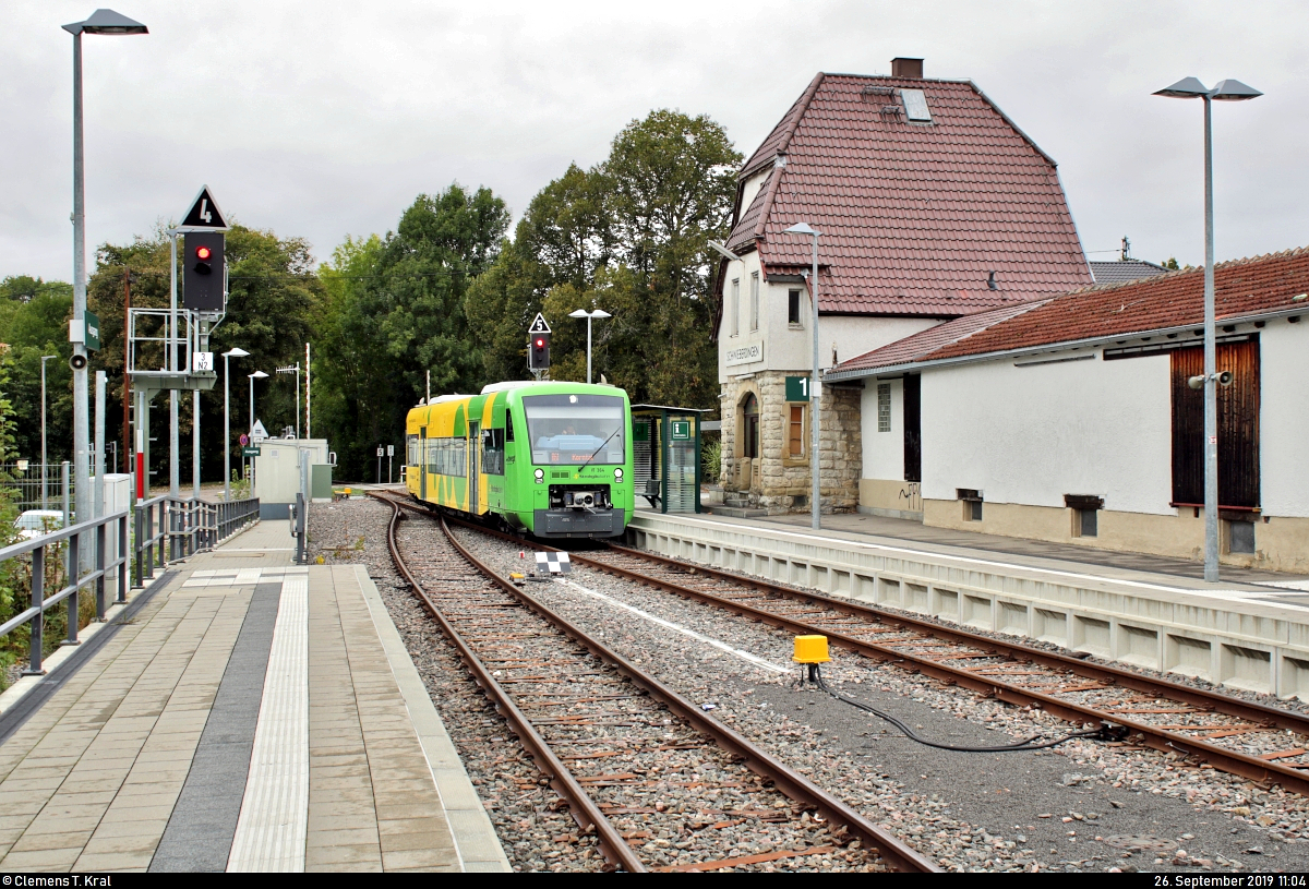 650 364-2 (VT 364 | Stadler Regio-Shuttle RS 1) der Württembergischen Eisenbahn-Gesellschaft mbH (WEG) als RB 1133 (RB47) nach Korntal steht neben dem alten Empfangsgebäude des Startbahnhofs Schwieberdingen auf der Bahnstrecke Korntal–Weissach (Strohgäubahn | KBS 790.61).
[26.9.2019 | 11:04 Uhr]