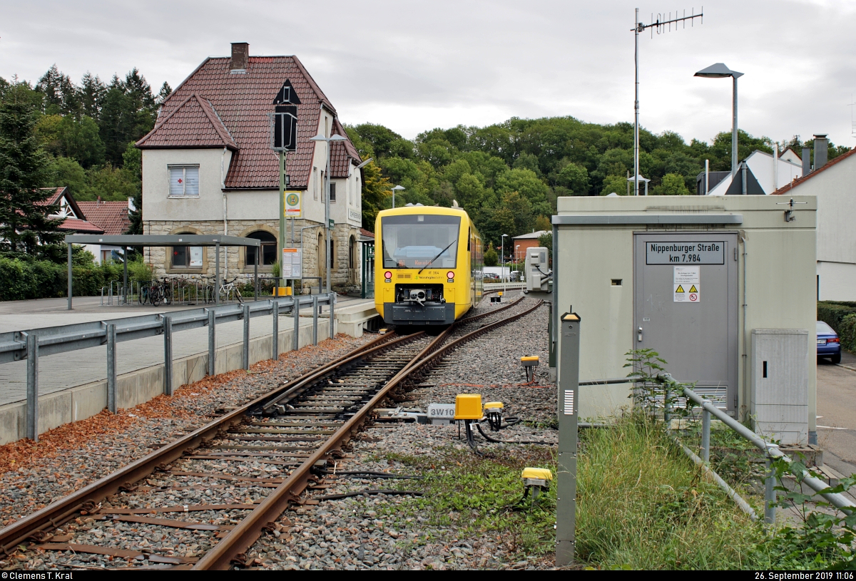 650 364-2 (VT 364 | Stadler Regio-Shuttle RS 1) der Württembergischen Eisenbahn-Gesellschaft mbH (WEG) als RB 1133 (RB47) nach Korntal steht neben dem alten Empfangsgebäude des Startbahnhofs Schwieberdingen auf der Bahnstrecke Korntal–Weissach (Strohgäubahn | KBS 790.61).
Aufgenommen vom Bahnübergang (Bü) Nippenburger Straße.
[26.9.2019 | 11:06 Uhr]