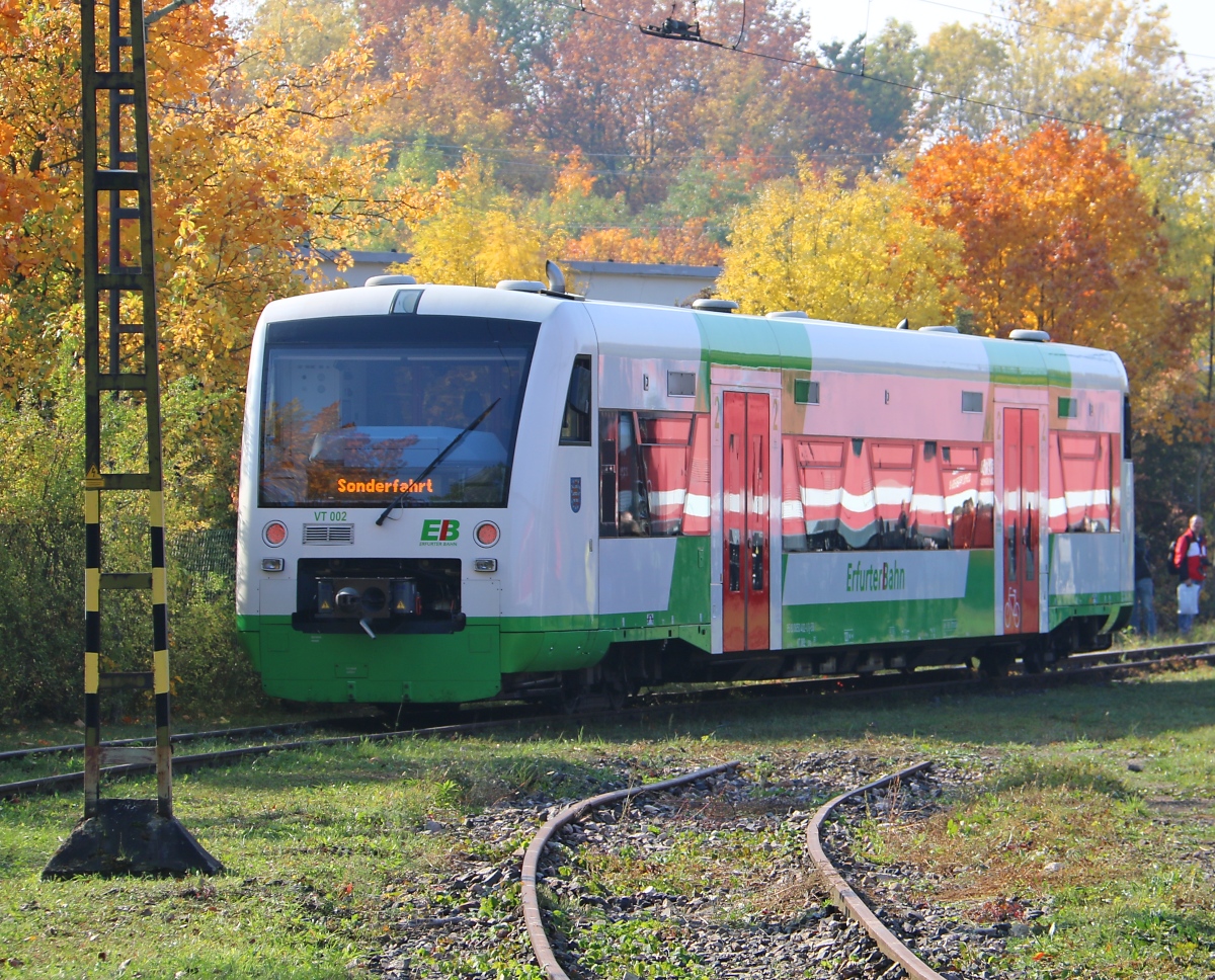 650 402 (VT 002) der Erfurter Bahn diente als Shuttle vom Hauptbahnhof in Weimar zum Bahnbetriebswerk. Aufgenommen am 10.10.2015.