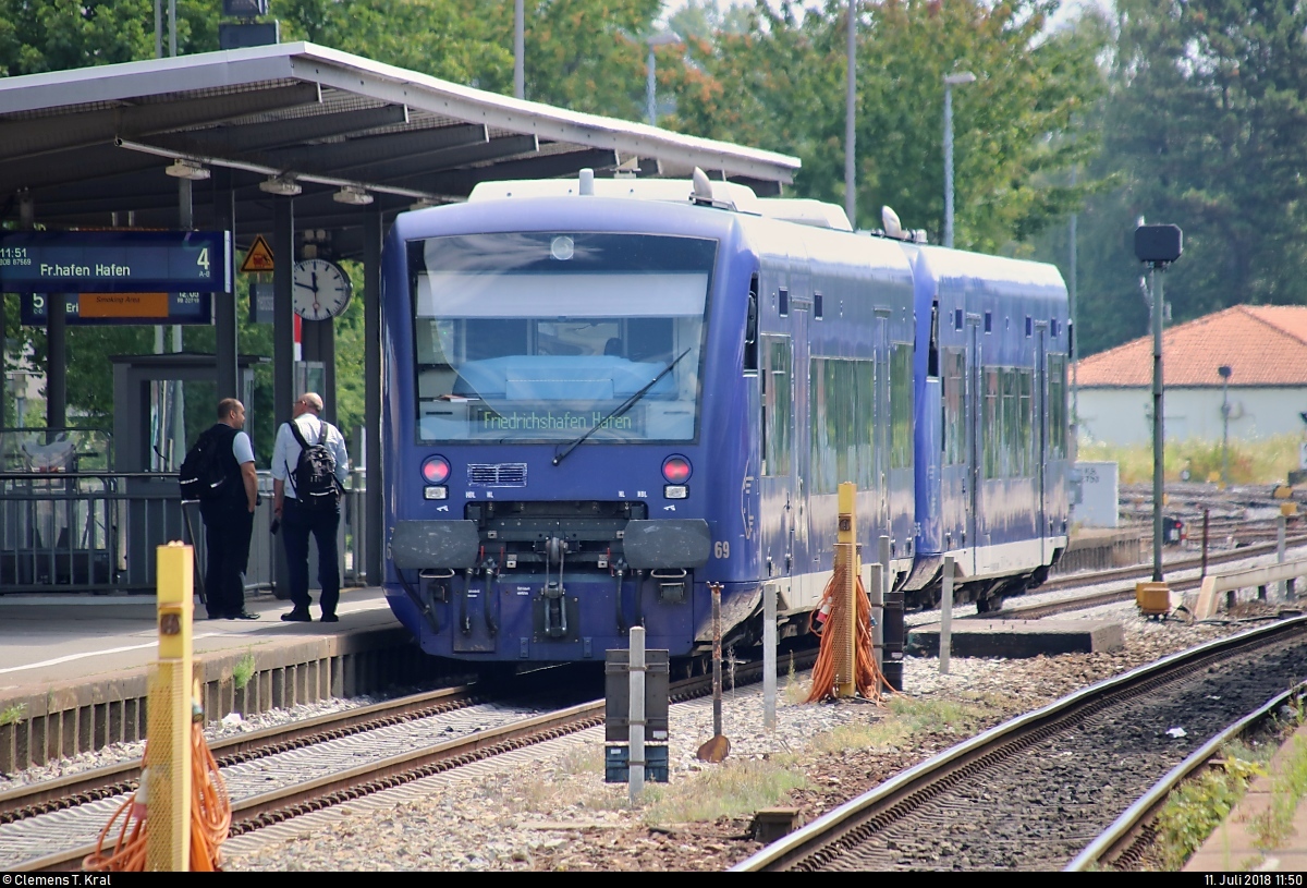 650 5?? und 650 5?? (VT 69 und VT 65 | Stadler Regio-Shuttle RS1) der Bodensee-Oberschwaben-Bahn GmbH & Co. KG (BOB) als BOB87569 von Aulendorf nach Friedrichshafen Hafen stehen im Bahnhof Friedrichshafen Stadt abweichend auf Gleis 4.
[11.7.2018 | 11:50 Uhr]