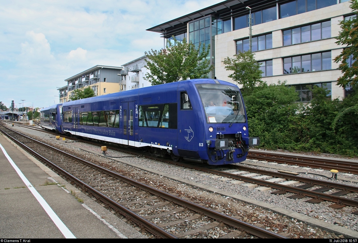 650 553 und 650 558 (VT 63 und VT 68 | Stadler Regio-Shuttle RS1) der Bodensee-Oberschwaben-Bahn GmbH & Co. KG (BOB) als BOB87567 von Aulendorf nach Friedrichshafen Hafen verlassen den Bahnhof Friedrichshafen Stadt auf Gleis 3.
[11.7.2018 | 10:57 Uhr]