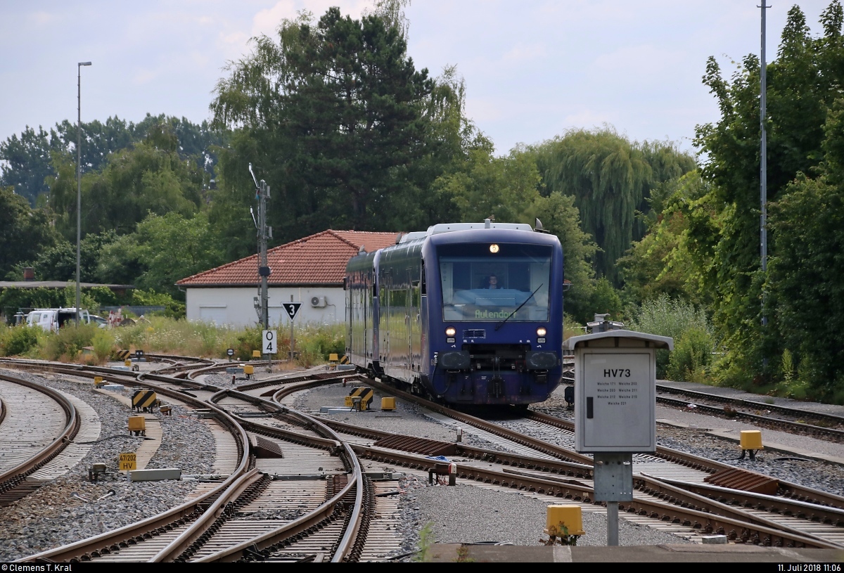 650 558 und 650 553 (VT 68 und VT 63 | Stadler Regio-Shuttle RS1) der Bodensee-Oberschwaben-Bahn GmbH & Co. KG (BOB) als BOB87568 von Friedrichshafen Hafen nach Aulendorf erreichen den Bahnhof Friedrichshafen Stadt auf Gleis 2.
[11.7.2018 | 11:06 Uhr]