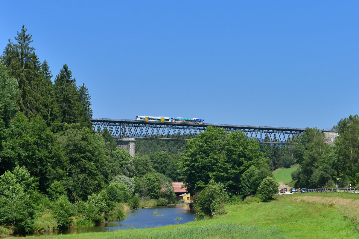 650 562 (VT 62) + 650 564 (VT 64) am 01.08.2017 bei Regen. 