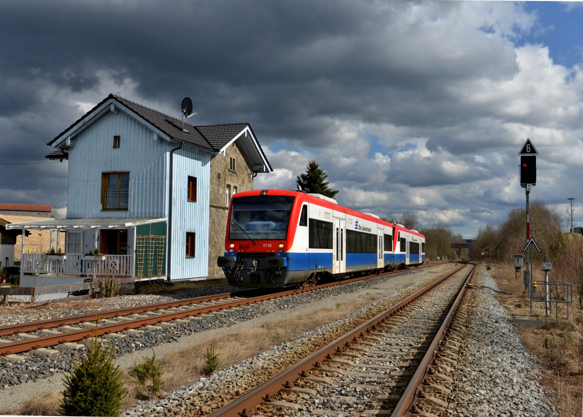 650 563 (VT 63) + 650 565 (VT 65) als RB nach Plattling am 13.04.2013 bei der Einfahrt in Triefenried.