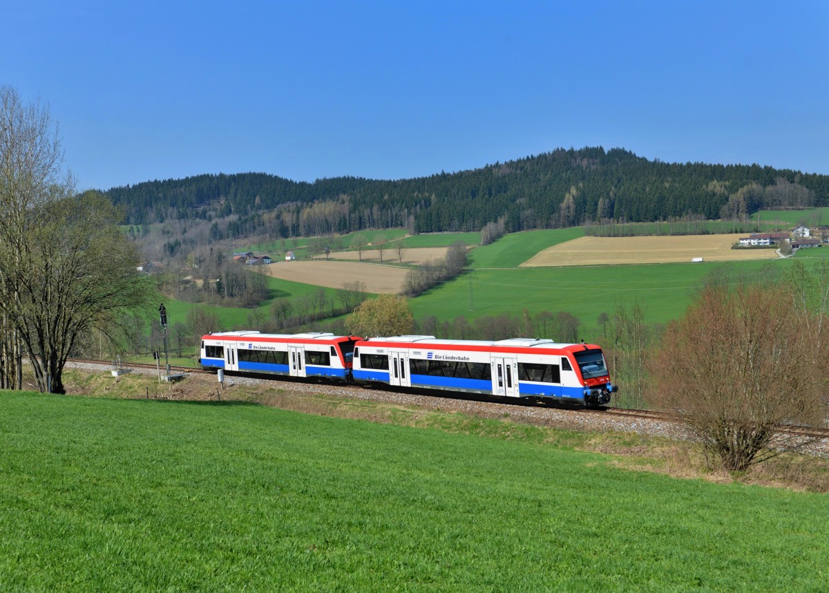 650 565 (VT 65) + 650 563 (VT 63) als RB nach Bayerisch Eisenstein am 24.04.2013 bei Triefenried. 