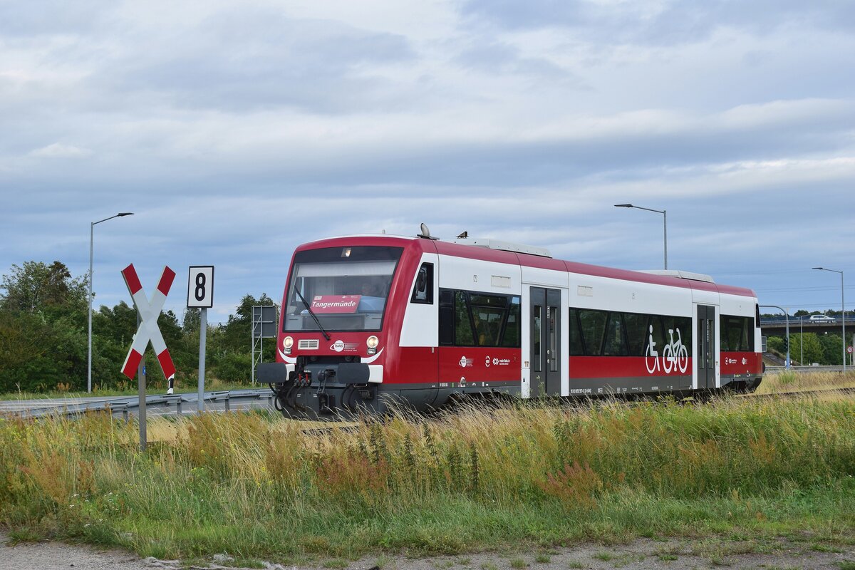 650 567 der Hanseatischen Eisenbahn erreicht aus Richtung Tangermünde den Haltepunkt Bindweide auf den Weg nach Stendal.

Bindweide 23.07.2023