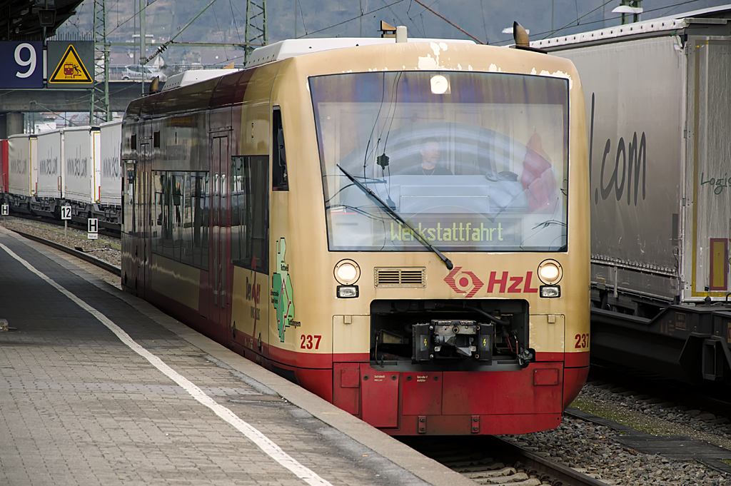 650 633-0 ( 95 80 0650 633-0 D-HZL ), Betreiberbezeichnung: VT 237, Stadler Pankow GmbH, [D]-Berlin 37169, Baujahr 2003, Eigentümer: Hohenzollerische Landesbahn AG, Hechingen (HzL), Bh Immendingen, 04.02.2014, Plochingen / Neckar  
  
