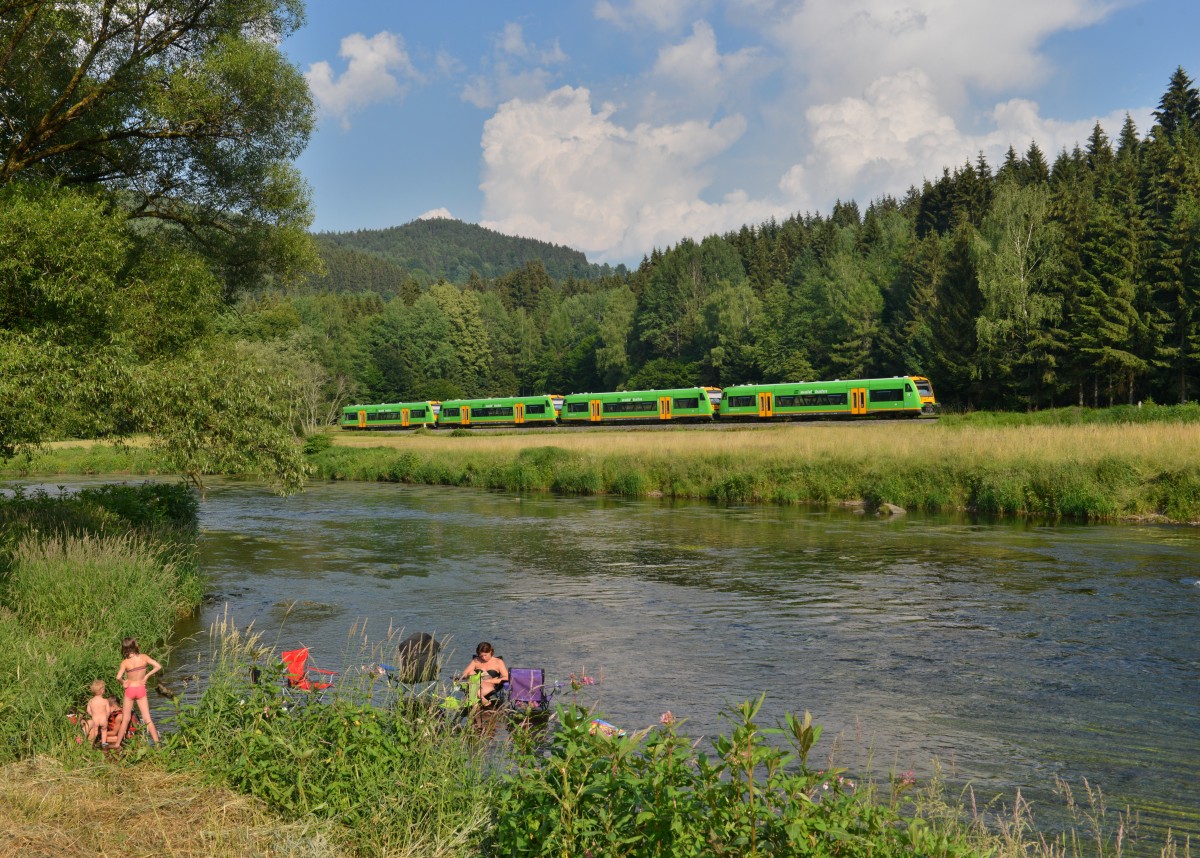 650 651 (VT 16) + 650 654 (VT 19) + 650 658 (VT 23) + 650 650 (VT 15) als Sonderzug nach Viechtach am 04.07.2015 bei Gstadt. 