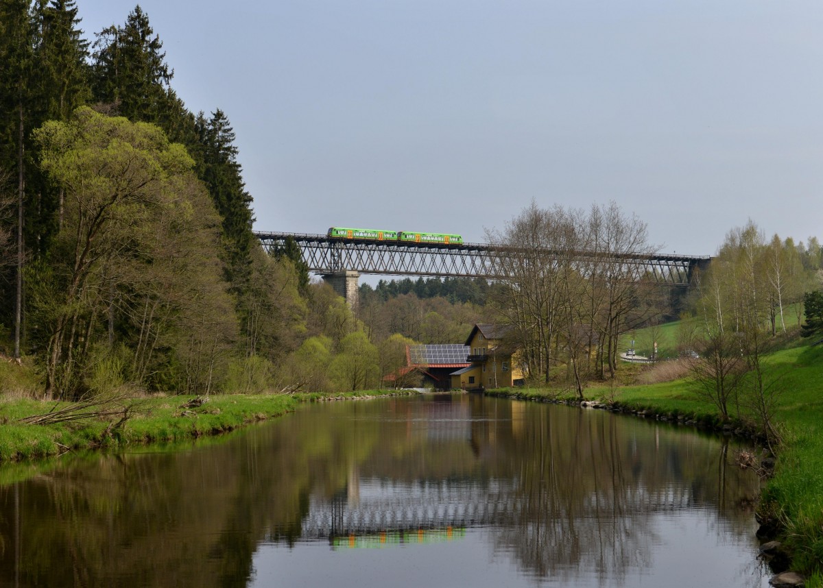650 654 (VT 19) + 650 653 (VT 18) als RB nach Plattling am 01.05.2013 auf der Ohebr�cke bei Regen.