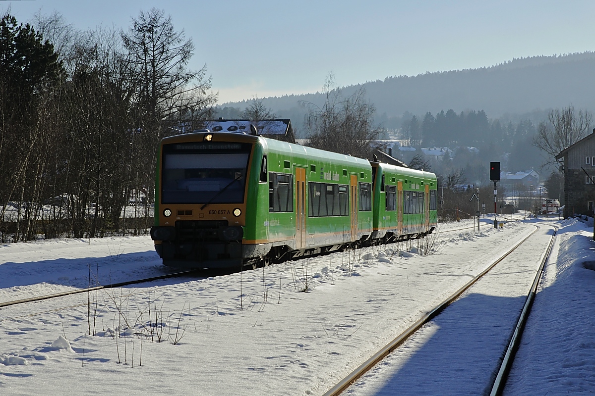 650 657 und ein weiterer 650 der Waldbahn fahren am 14.02.2019 im Bahnhof Gotteszell ein. Anmerkung zum Fotostandpunkt: Der Zugang vom Bahnhof zum Bahnsteig führt über das im Vordergrund sichtbare Gleis.