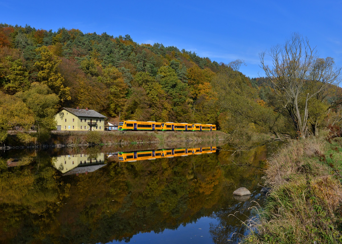 650 663 (VT 28) + 650 672 (VT 39) + 650 665 (VT 32) als OPB 74181 am 26.10.2015 bei Miltach. 