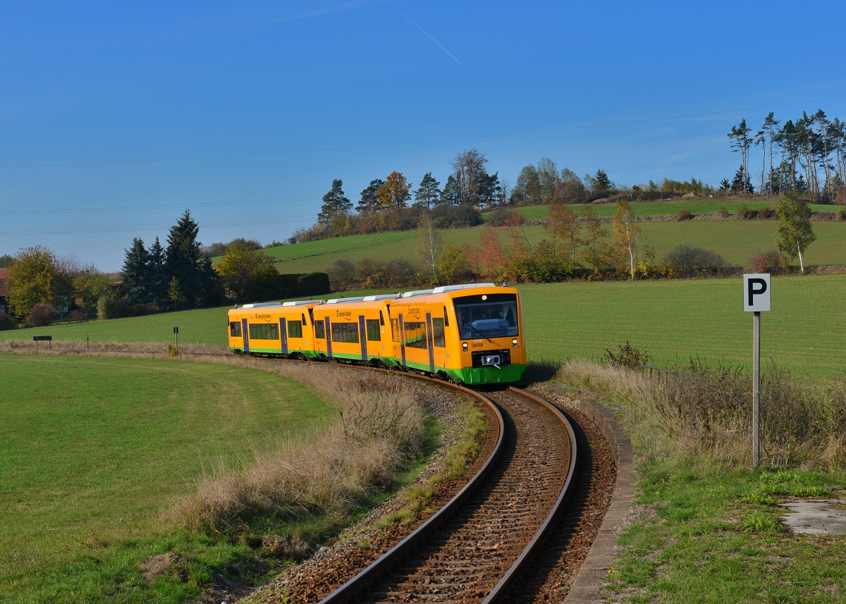 650 665 (VT 32) + 650 672 (VT 39) + 650 663 (VT 28) als OPB 74181 am 26.10.2015 bei Runding. 