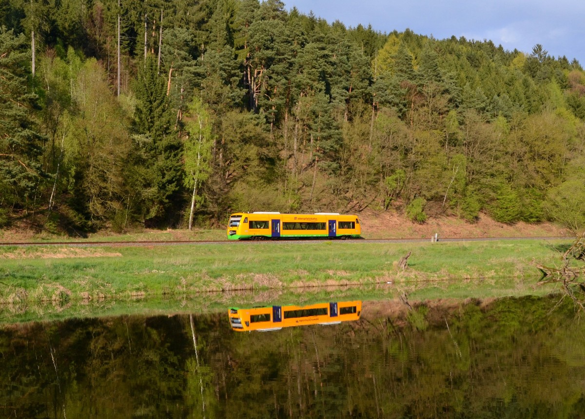 650 668 (VT 35) als RB nach Cham am 22.04.2014 bei Gillisberg.