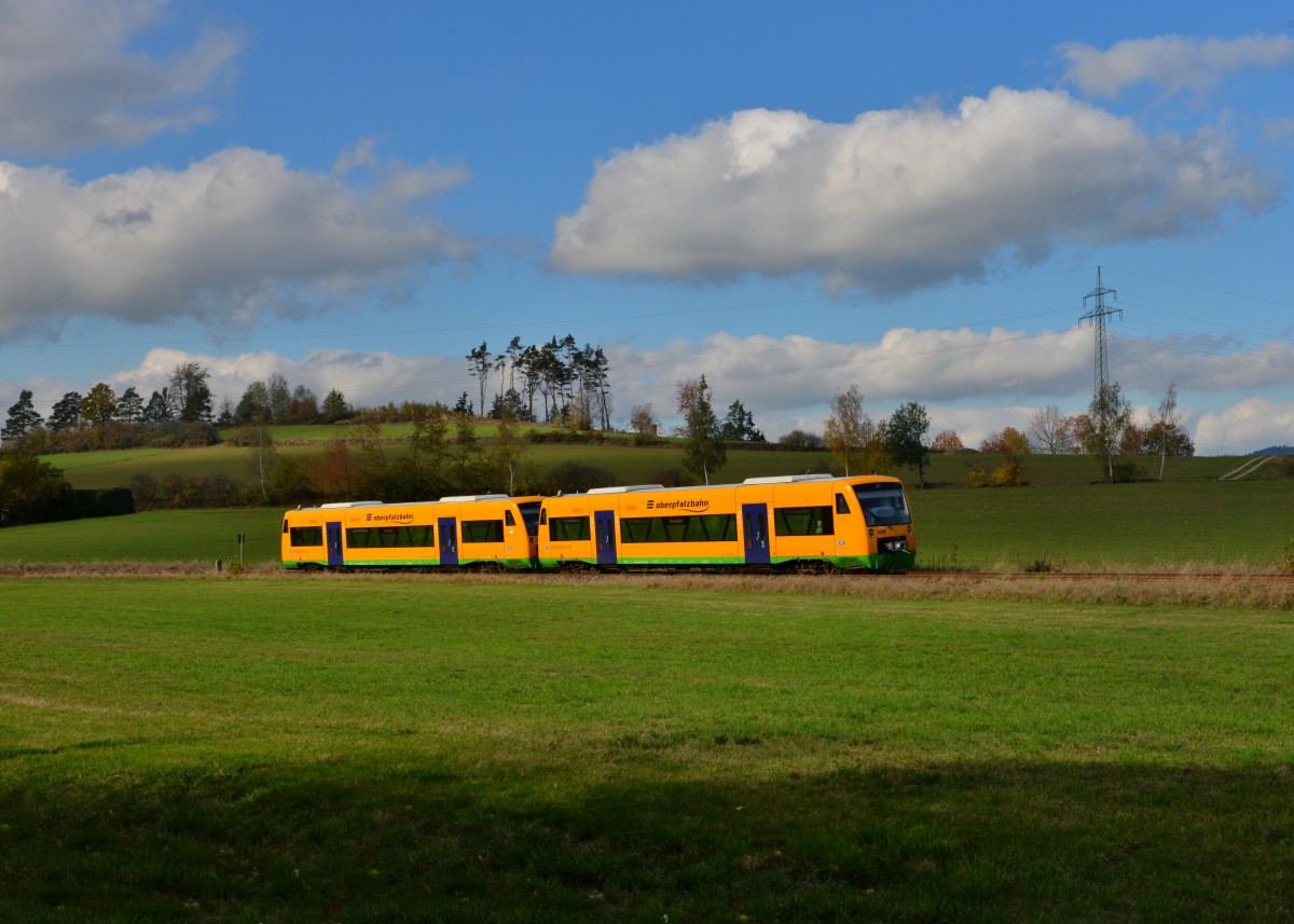 650 669 (VT 36) + 650 672 (VT 36) als OPB 74184 am 23.10.2015 bei Runding.
