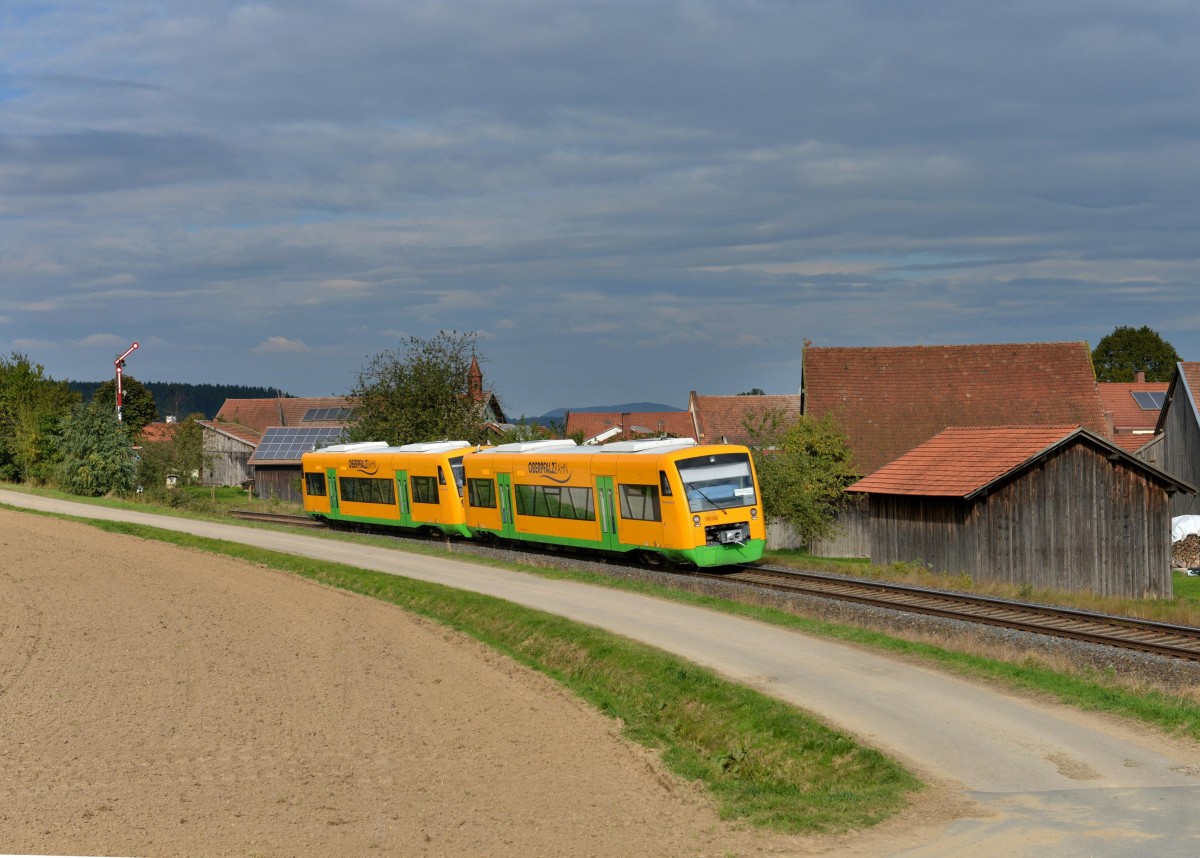 650 671 (VT 38) + 650 669 (VT 36) als RB nach Furth im Wald am 30.09.2013 bei Kothmailing.